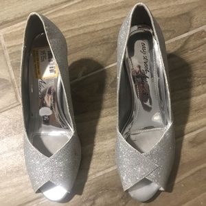 ONLY WORN FOR 2 HOURS! Size 6.5